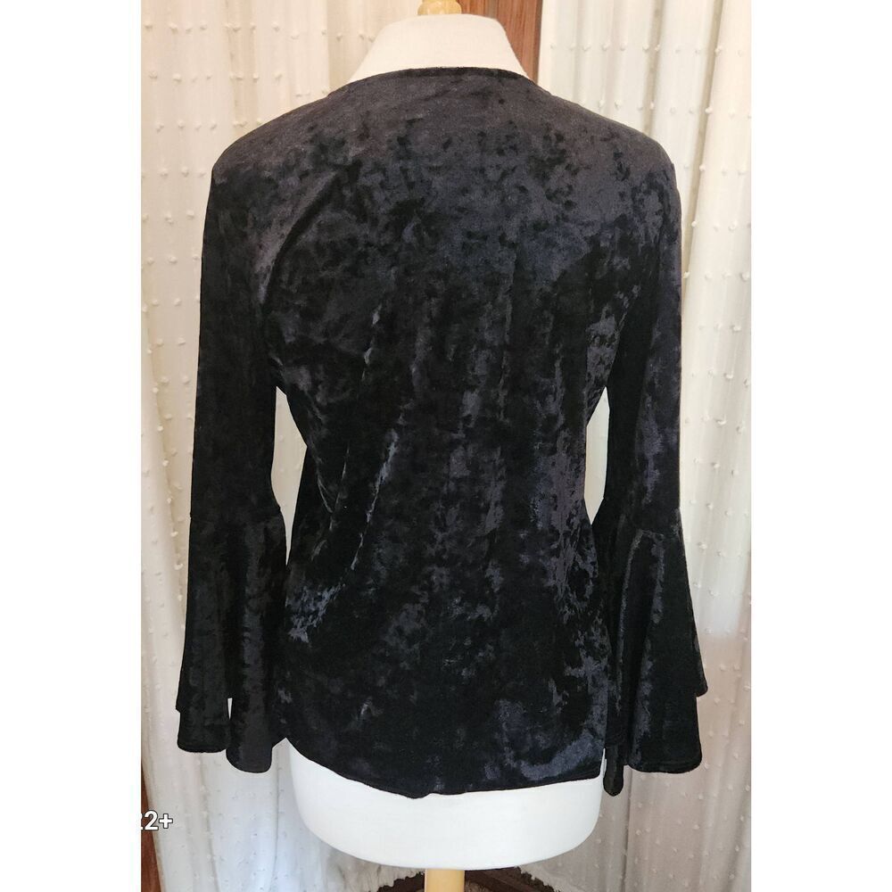 T40 Zac and Rachel black velour top withT Bell sleeves - Picture 5 of 9